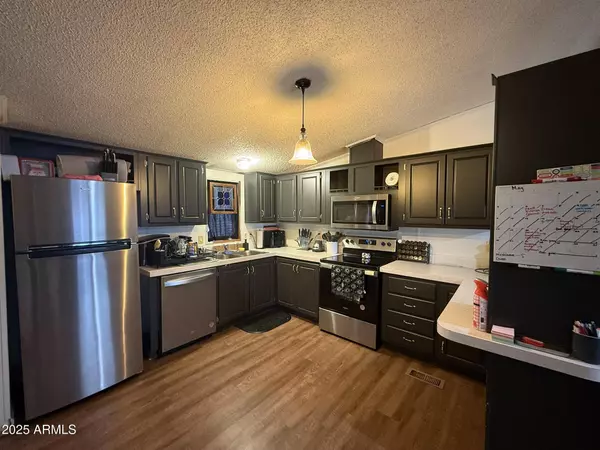 2200 N DELAWARE Drive #62, Apache Junction, AZ 85120