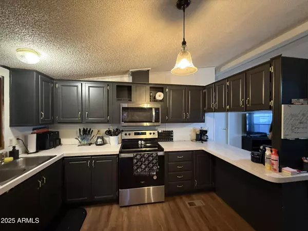 2200 N DELAWARE Drive #62, Apache Junction, AZ 85120