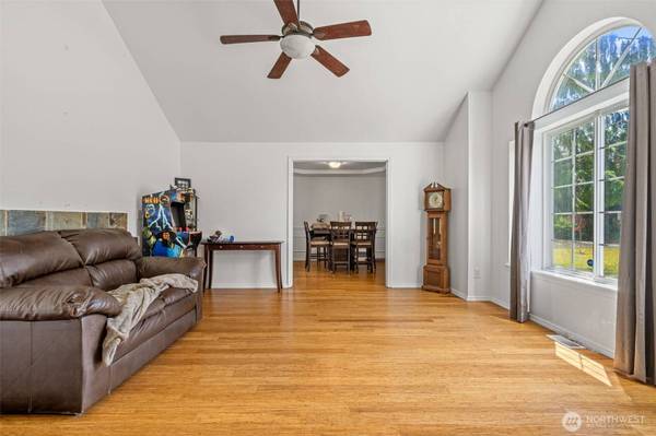 27507 72nd AVE E, Graham, WA 98338