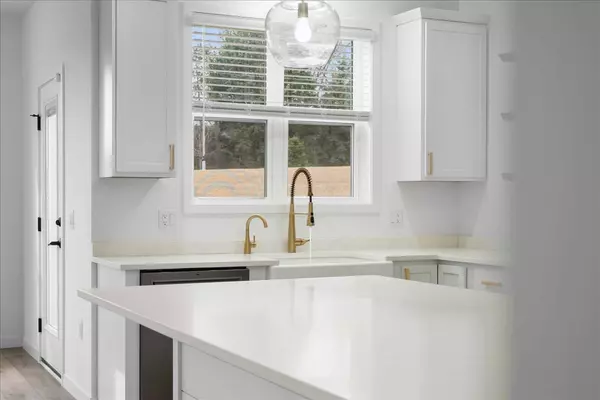 Oregon WI Home for Sale 862 Leeward Lane Bergamont Realtor Tina Jones The Minter Team
