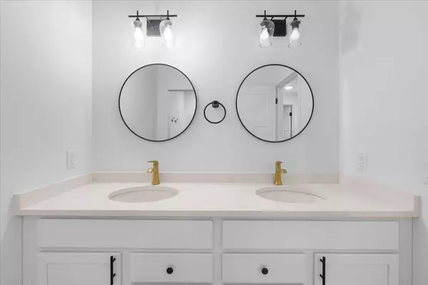 Oregon WI Home for Sale 862 Leeward Lane Bergamont Realtor Tina Jones The Minter Team