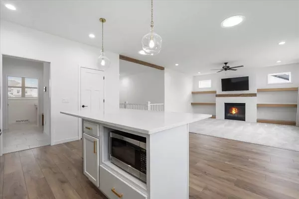 Oregon WI Home for Sale 862 Leeward Lane Bergamont Realtor Tina Jones The Minter Team