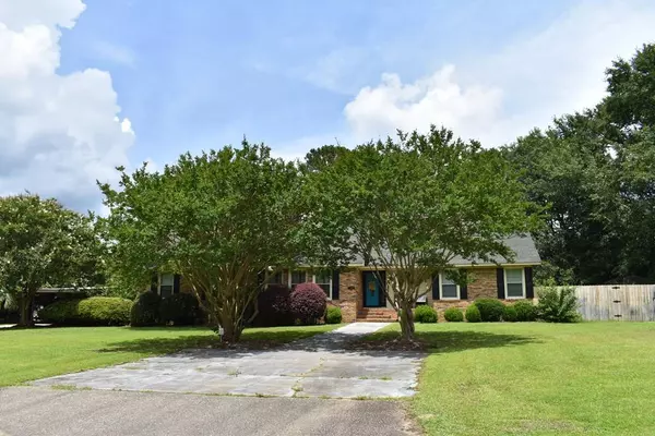 1392 Country Club Cir, Manning, SC 29102