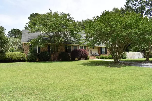 1392 Country Club Cir, Manning, SC 29102