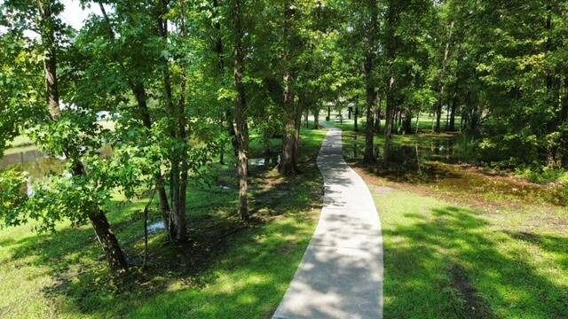 Neighborhood trail to Lake Greenview Park behind 118 Englewood Rd