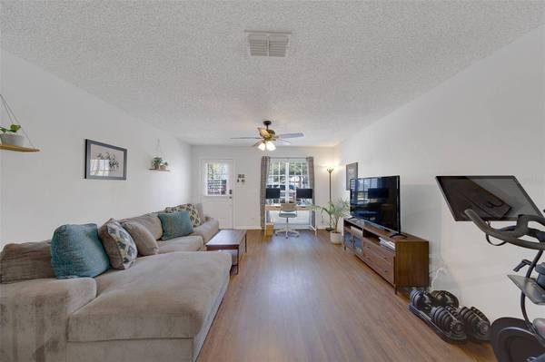 3315 W WYOMING CIR #3315, Tampa, FL 33611