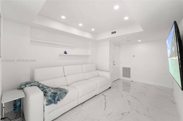 2801 NE 183rd St #2116W, Aventura, FL 33160