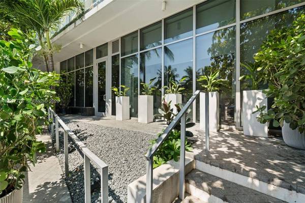 1 Collins Ave #108, Miami Beach, FL 33139