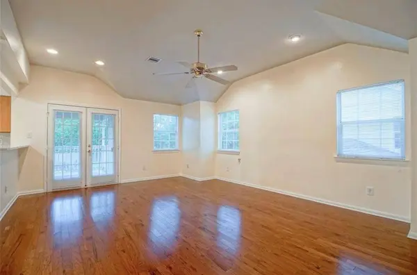 1203 Lovett #1255, Tomball, TX 77375