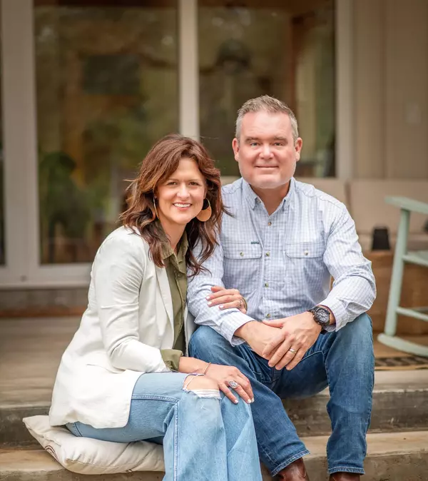 picture of husband and wife real estate team, Justin and Jana Cofield