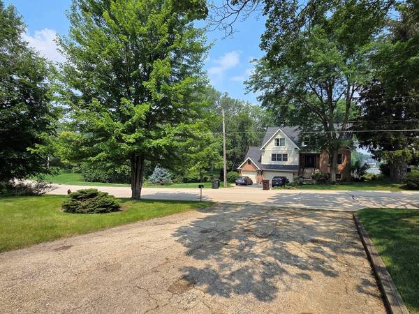 773 Lomond DR, Mundelein, IL 60060