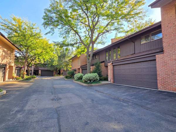 1833 Wildberry DR #E, Glenview, IL 60025