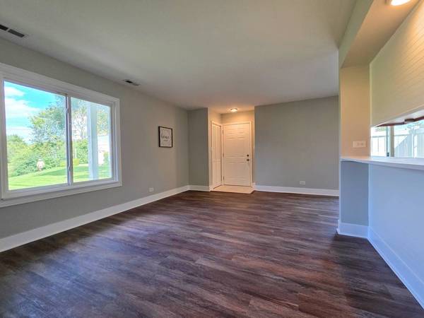 1672 Cornell DR, Hoffman Estates, IL 60169