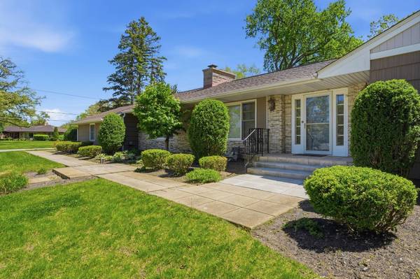 29 Brookdale LN, Palatine, IL 60067