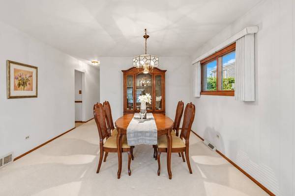 1723 E Maya LN, Mount Prospect, IL 60056