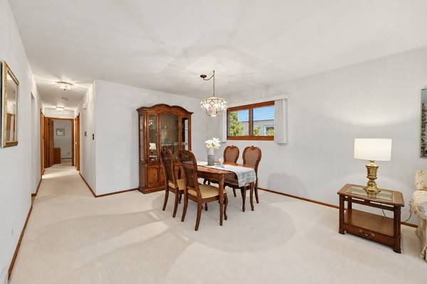 1723 E Maya LN, Mount Prospect, IL 60056