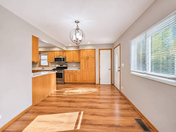 9 E WASHINGTON ST, Round Lake Park, IL 60073