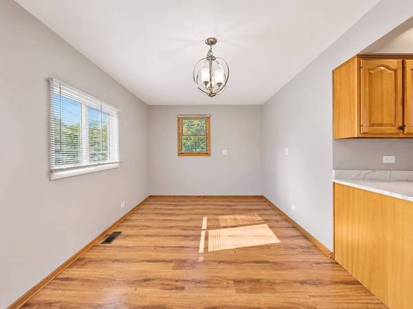 9 E WASHINGTON ST, Round Lake Park, IL 60073