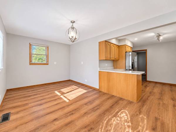 9 E WASHINGTON ST, Round Lake Park, IL 60073