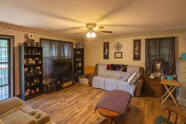 193 A W Schmidt Rd, Tennessee Ridge, TN 37178