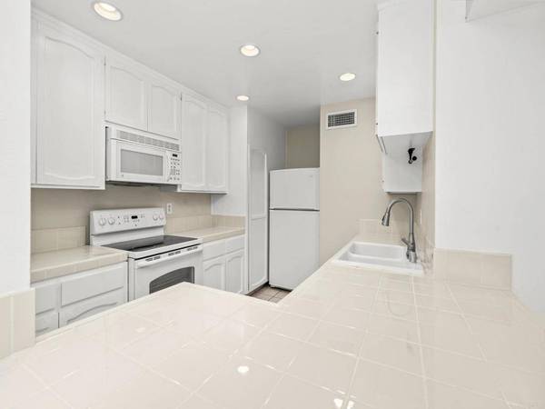 2639 Pirineos WAY #231, Carlsbad, CA 92009