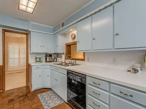 1414 E Sunset LN, Ada, OK 74820