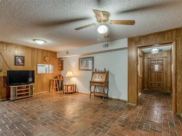 1414 E Sunset LN, Ada, OK 74820