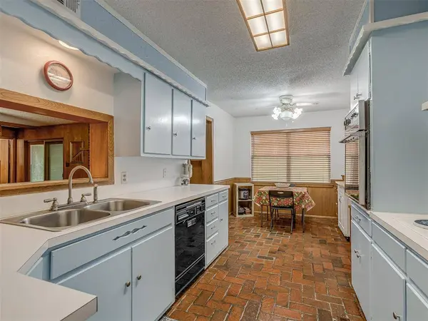 1414 E Sunset LN, Ada, OK 74820