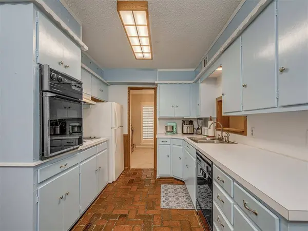 1414 E Sunset LN, Ada, OK 74820