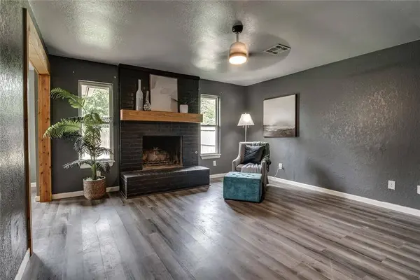 917 NW 15th ST, Moore, OK 73160