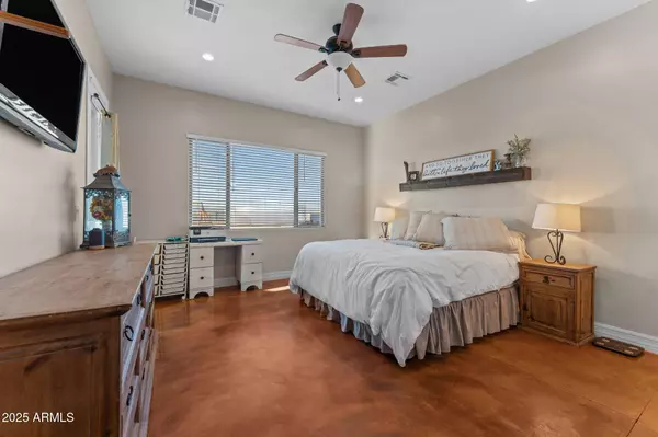 21944 W GAMBIT Trail, Wittmann, AZ 85361