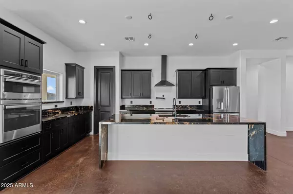 22227 W DIXILETA Drive, Wittmann, AZ 85361