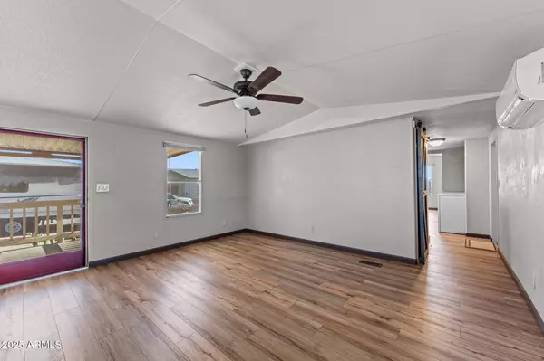 21199 W ESCAPEE Way, Congress, AZ 85332