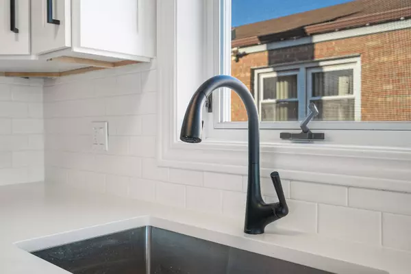 6034 W 60th Street, Chicago, IL 60638