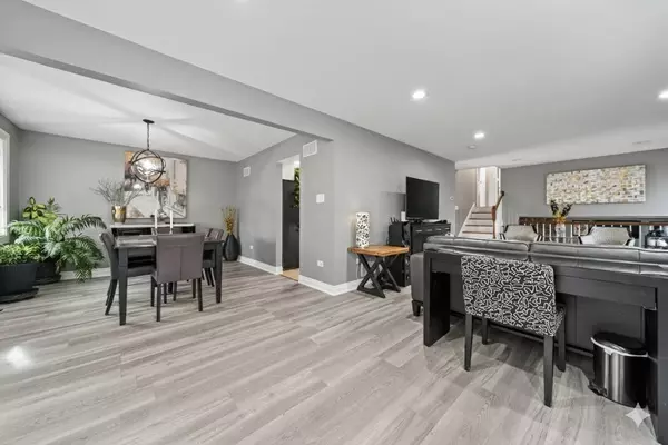 8400 S NEW ENGLAND Avenue, Burbank, IL 60459