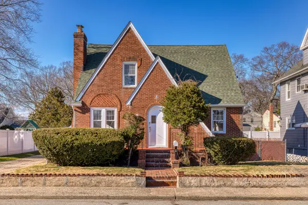 feature image of Is a Cape Home Right for You? What Long Island Buyers Should Know