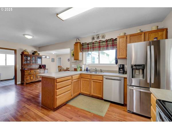 925 MONROE ST, Harrisburg, OR 97446