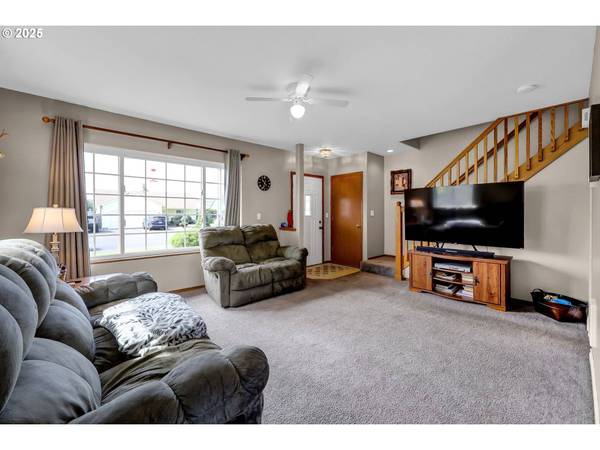 925 MONROE ST, Harrisburg, OR 97446