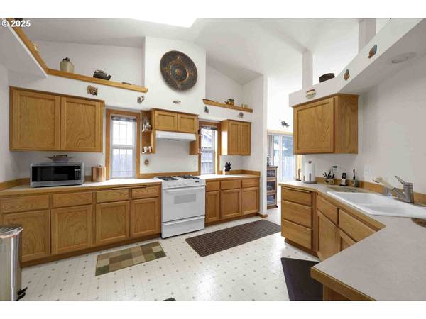 2451 BOWTIE AVE, Eugene, OR 97404