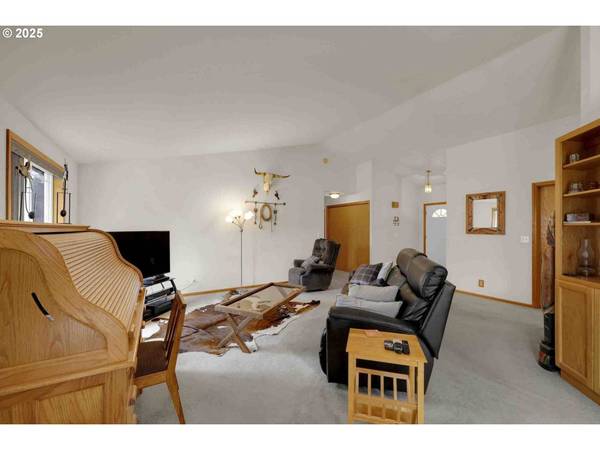 2451 BOWTIE AVE, Eugene, OR 97404