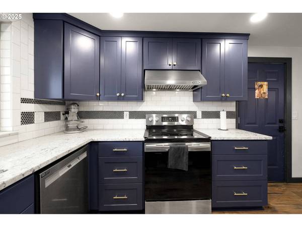 645 RILEY WAY, Harrisburg, OR 97446