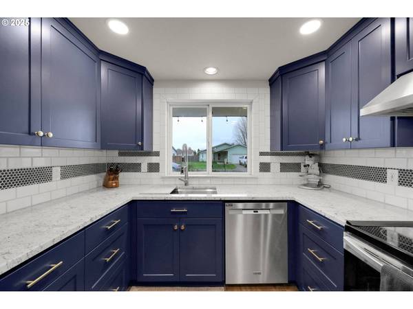 645 RILEY WAY, Harrisburg, OR 97446