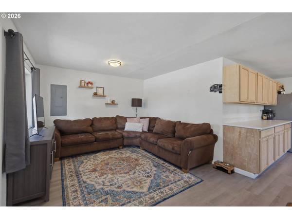 505 S 5TH ST, Harrisburg, OR 97446