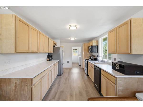 505 S 5TH ST, Harrisburg, OR 97446