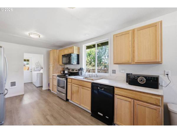 505 S 5TH ST, Harrisburg, OR 97446