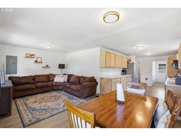505 S 5TH ST, Harrisburg, OR 97446
