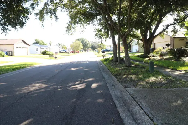 5017 OAKSHIRE DR, Tampa, FL 33625