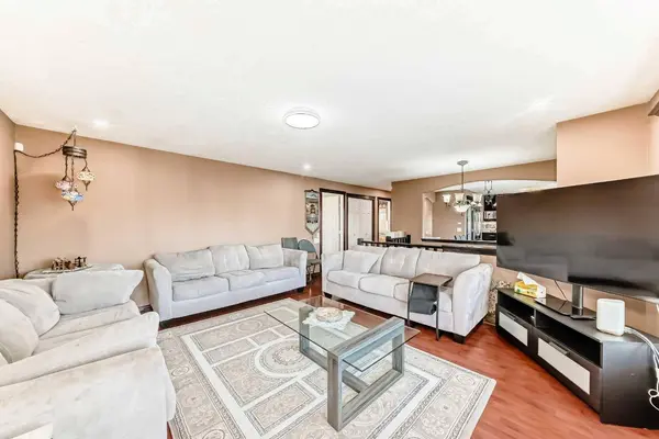 7160 Temple DR NE, Calgary, AB T1Y 4E7