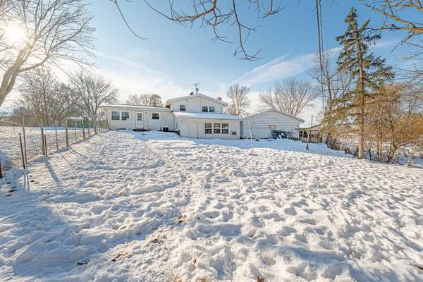 1734 Oak View Dr, Stoughton, WI 53589-3321