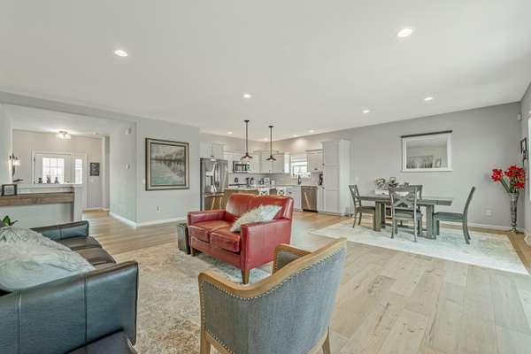 2006 Autumn Lake Pkwy, Madison, WI 53718-9271